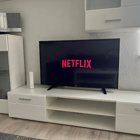 Moderne Helle 2,5 Zimmer Wohnung Mit Grossem Bad Und Kueche In 트로싱엔 외부 사진