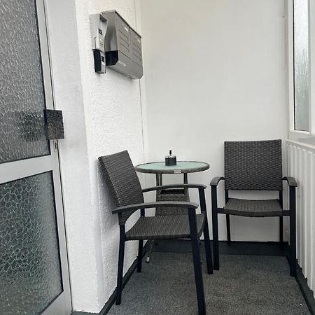 Moderne Helle 2,5 Zimmer Wohnung Mit Grossem Bad Und Kueche In 트로싱엔 외부 사진