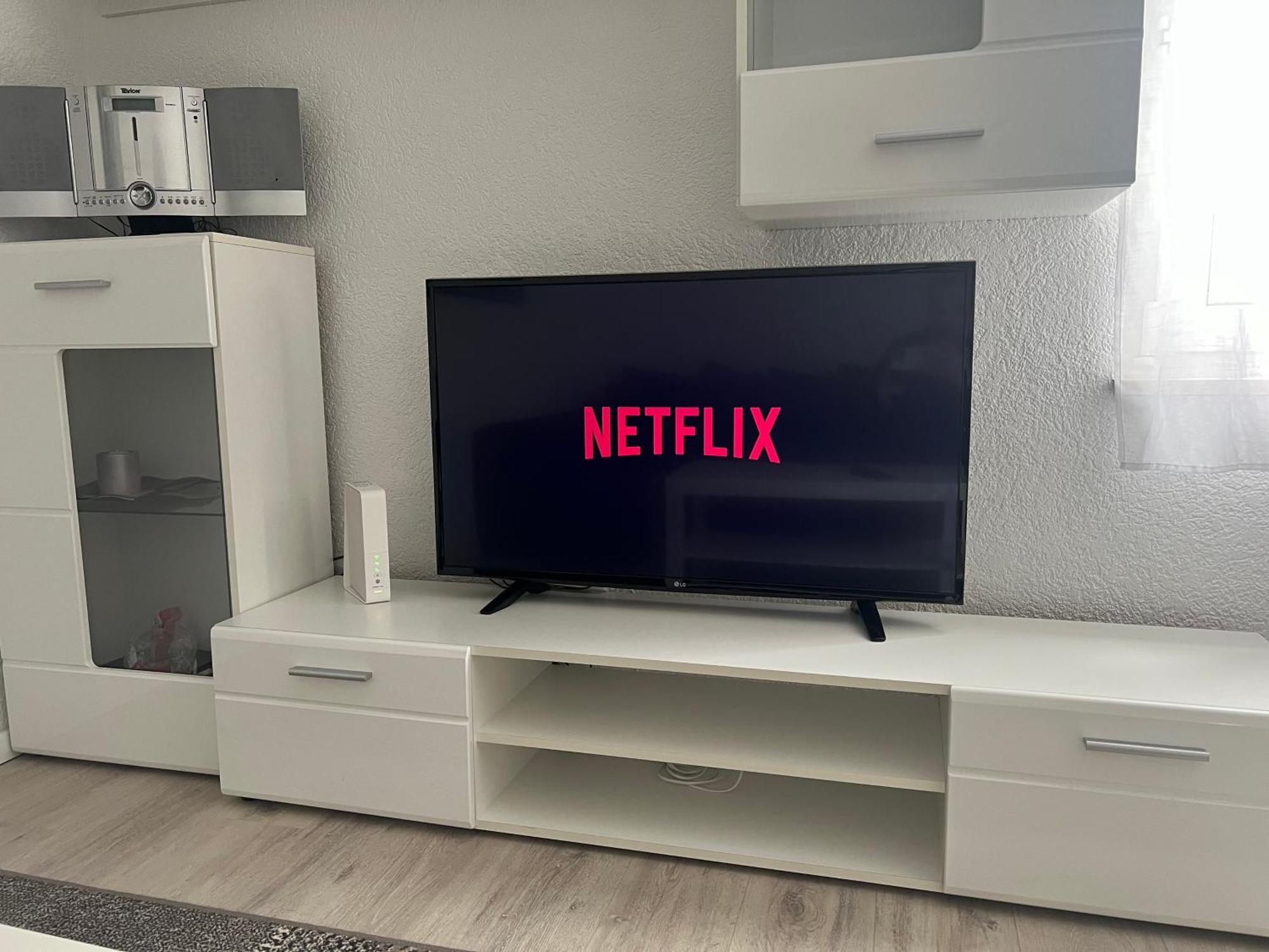 Moderne Helle 2,5 Zimmer Wohnung Mit Grossem Bad Und Kueche In 트로싱엔 외부 사진