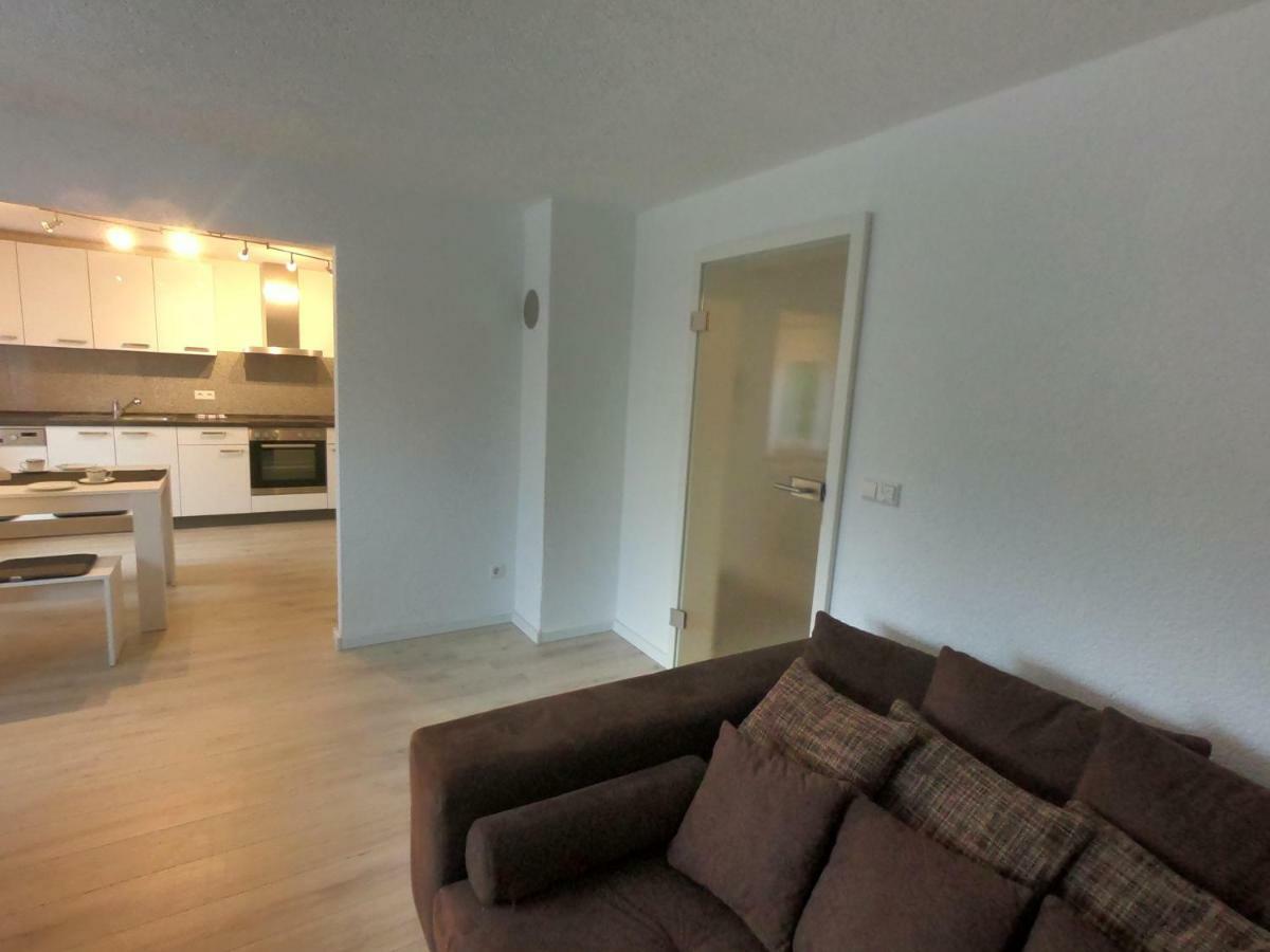 Moderne Helle 2,5 Zimmer Wohnung Mit Grossem Bad Und Kueche In 트로싱엔 외부 사진