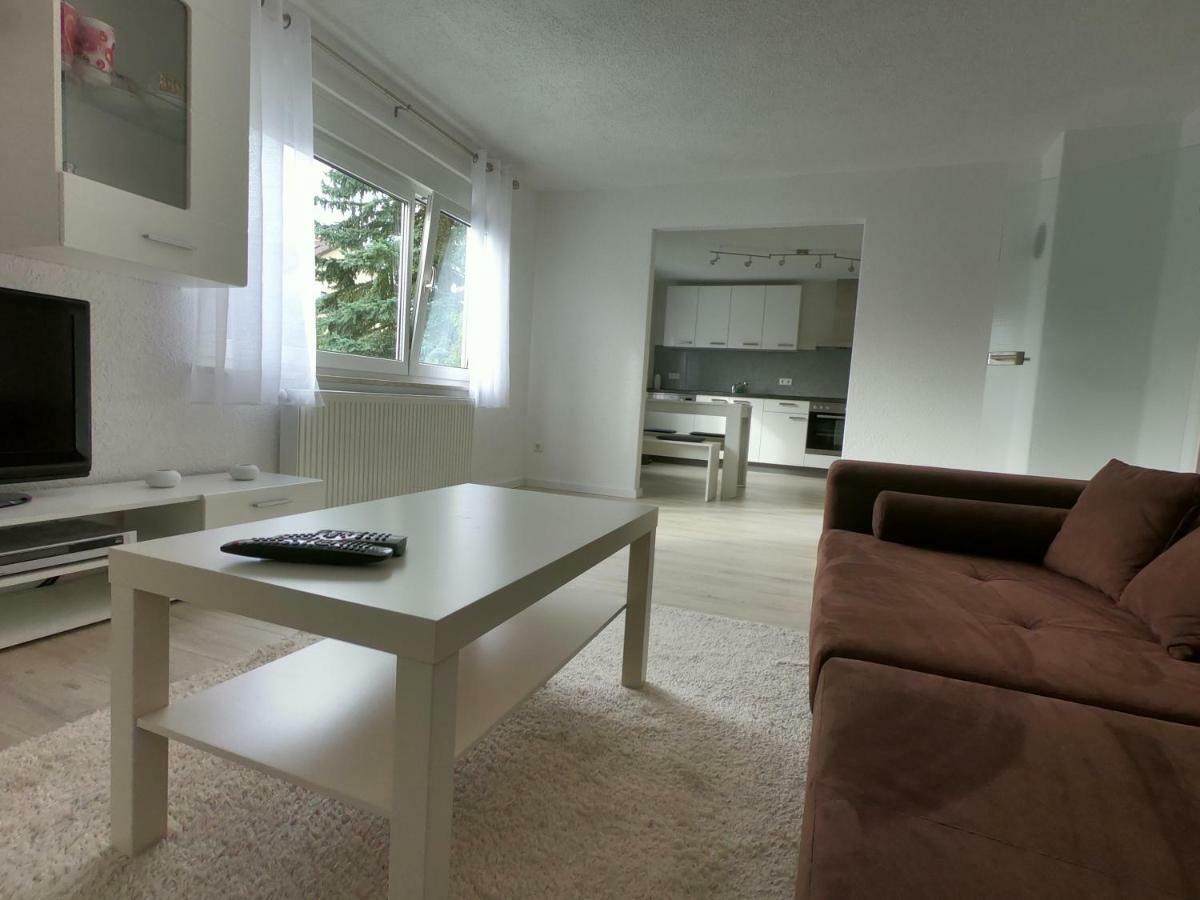 Moderne Helle 2,5 Zimmer Wohnung Mit Grossem Bad Und Kueche In 트로싱엔 외부 사진
