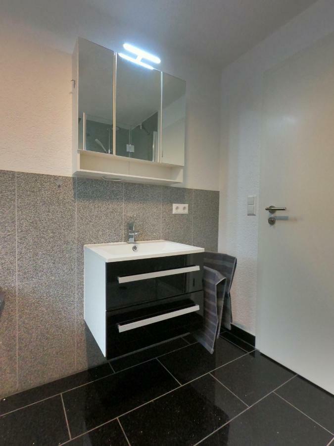 Moderne Helle 2,5 Zimmer Wohnung Mit Grossem Bad Und Kueche In 트로싱엔 외부 사진